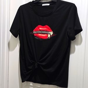 Women's decayed t-shirt.